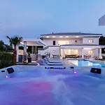 Vila M Mansion *